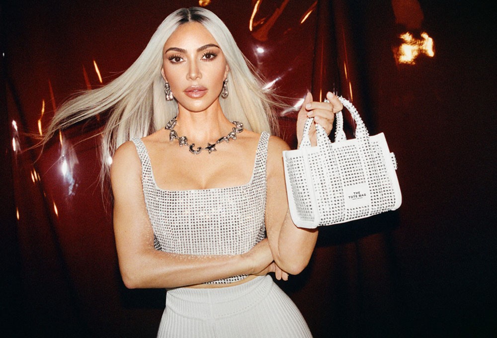 Kim Kardashian, Resort 2023 koleksiyonu için Marc Jacobs ile yeniden bir araya geldi