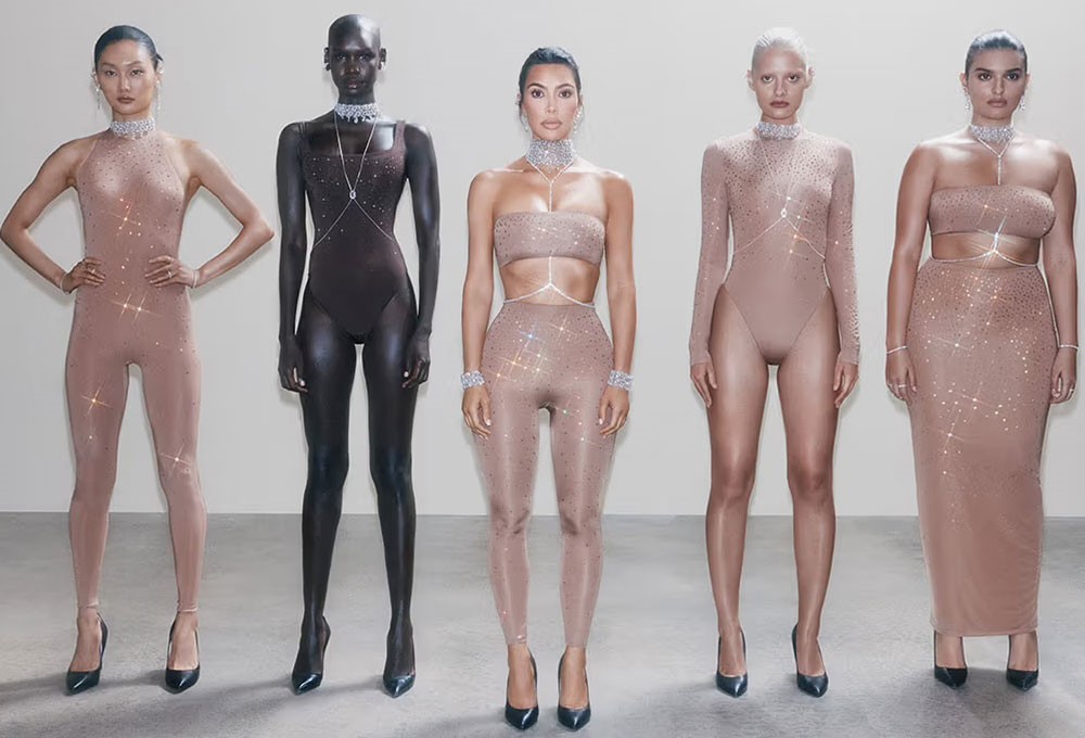 Kim Kardashian'ın markası Skims'in Swarovski iş birliğiyle çıkardığı koleksiyon pırıl pırıl parlıyor