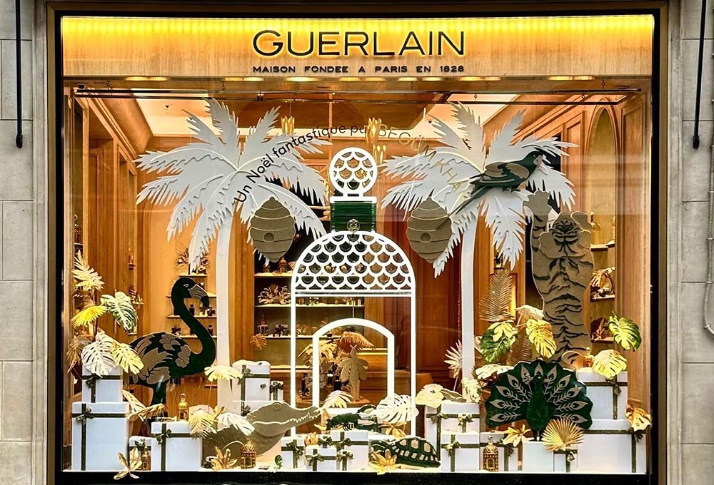 Begüm Khan, Maison Guerlain’ın 54 global mağazasının vitrinini tasarladı