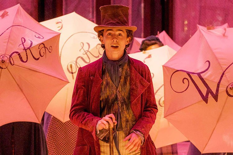 Timothée Chalamet, Willy Wonka rolünde bol bol dans edip şarkı söylüyor