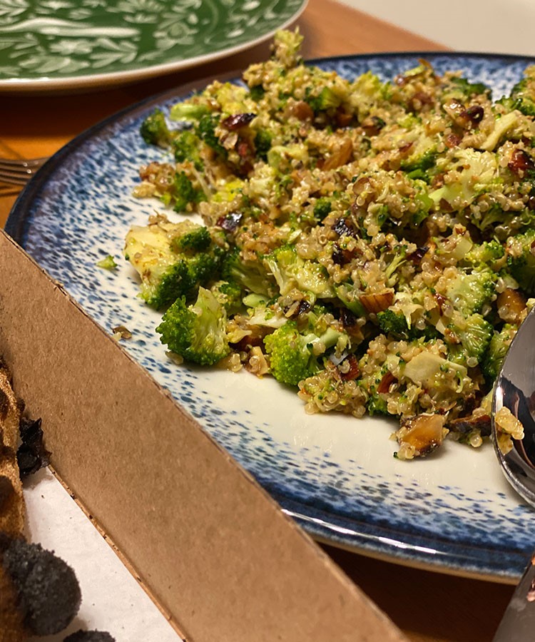 Kinoalı çiğ brokoli salatası tarifi 