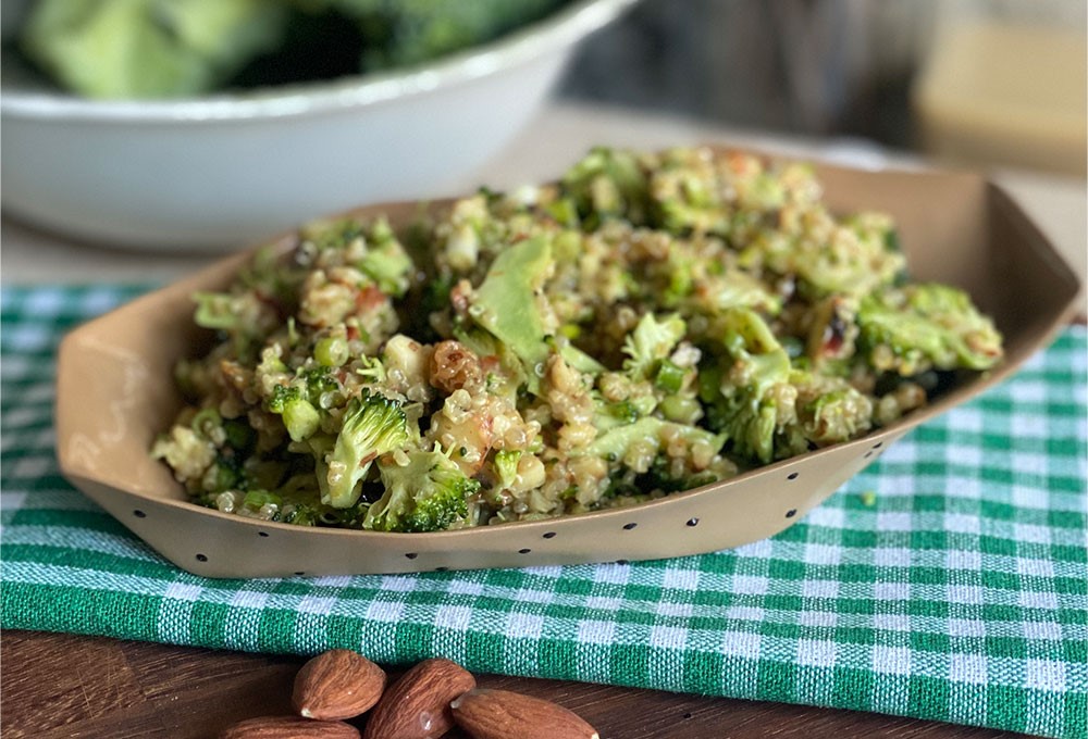 Kinoalı çiğ brokoli salatası tarifi 