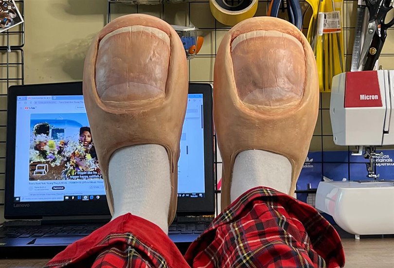 Ayak parmağı şeklindeki terlik Instagram’ı sallıyor!
