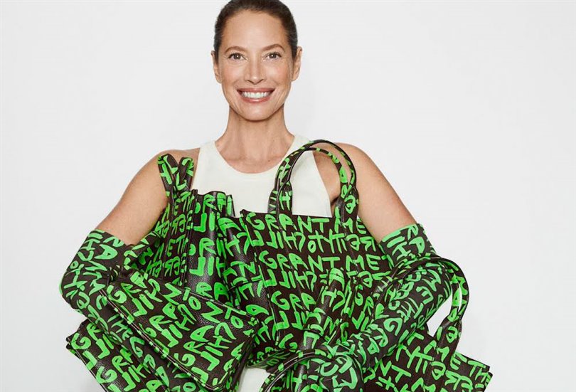 Marc Jacobs’ın yeni Tote Bag’ini 90’ların efsane modellerinden Christy Turlington tanıtıyor
