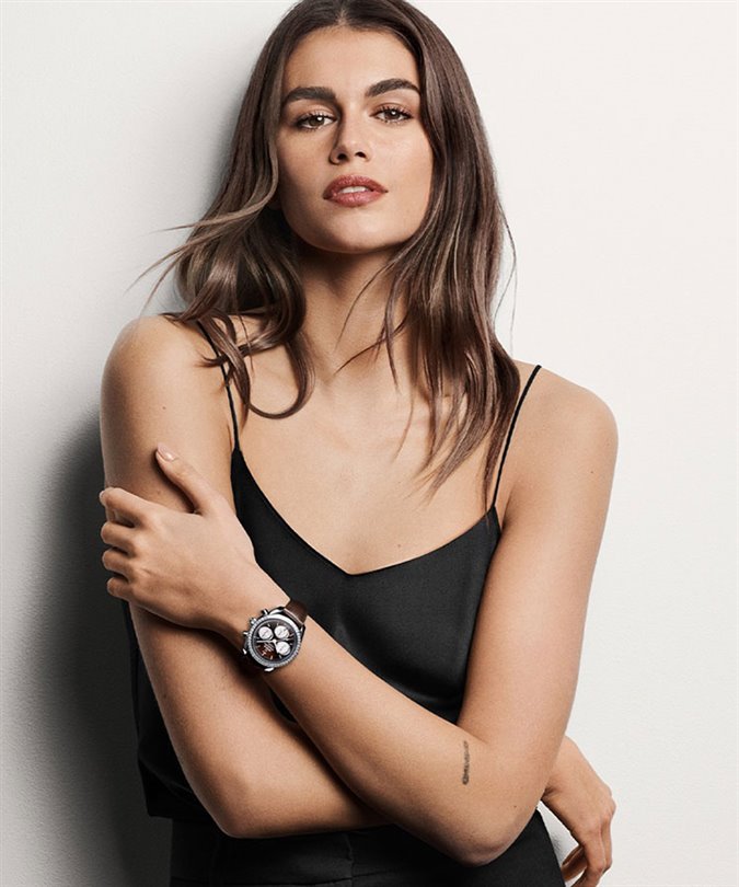Omega’nın Speedmaster saatini Kaia Gerber tanıtıyor