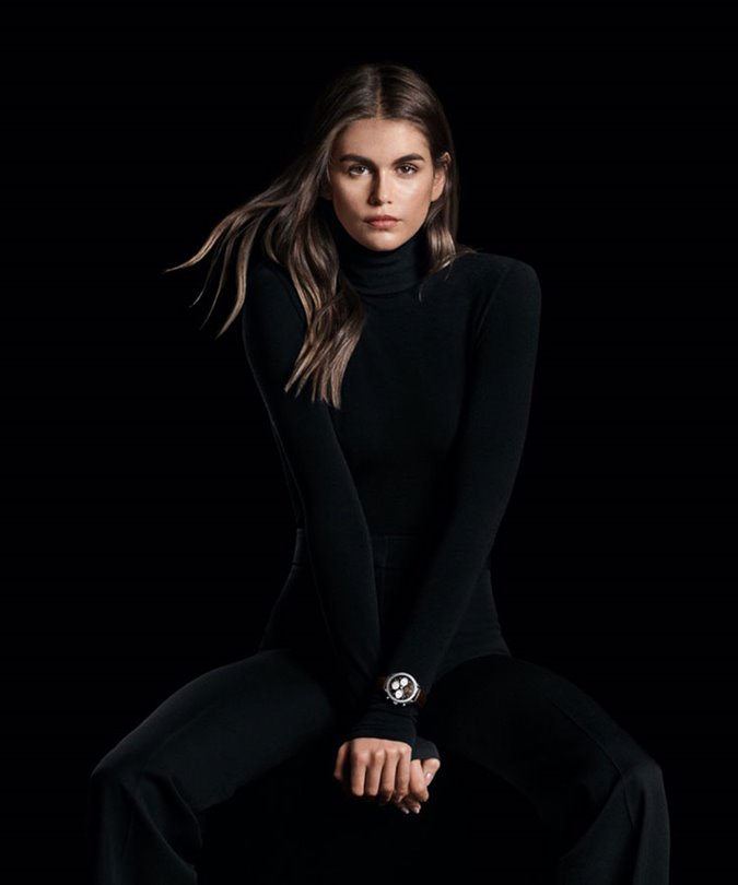 Omega’nın Speedmaster saatini Kaia Gerber tanıtıyor