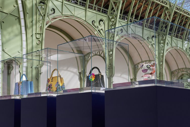 Louis Vuitton, Takashi Murakami imzası taşıyan yeni Artycapucines koleksiyonunu Art Basel Paris’te sergiliyor