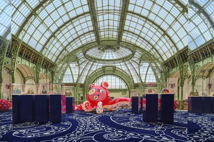 Louis Vuitton, Takashi Murakami imzası taşıyan yeni Artycapucines koleksiyonunu Art Basel Paris’te sergiliyor
