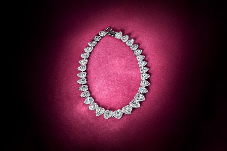  Ariana Grande ve Swarovski 2025 Yılbaşı kampanyasıyla  sizi ‘Rüyalarin Partisi’ne davet ediyor  