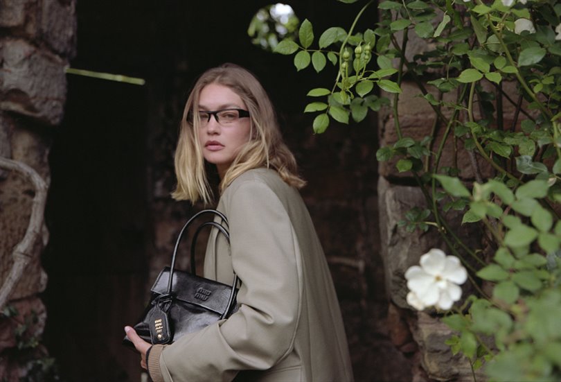 Gigi Hadid, yeni Miu Miu Tatil Kampanyası’nın yıldızı