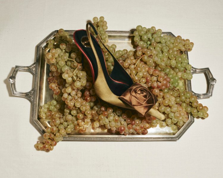 Saint Laurent, 'Gecenin Cazibesi' adlı yılbaşı kampanyasıyla duyuları besliyor