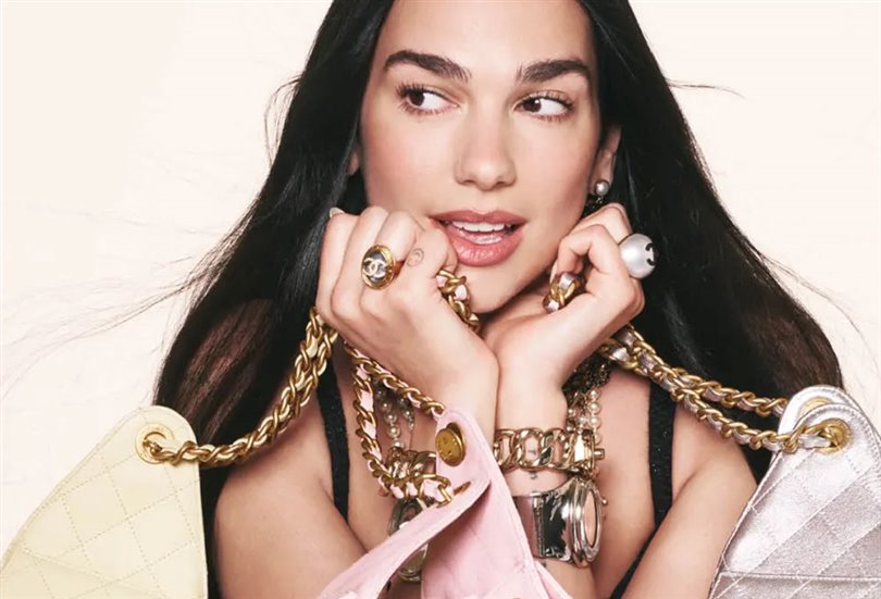 Chanel’in yeni çantası Chanel 25’i Dua Lipa tanıtıyor