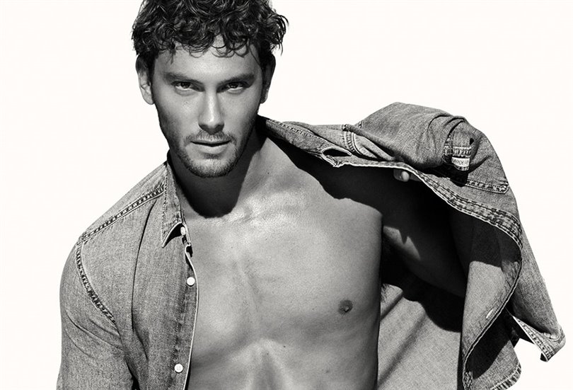 Calvin Klein, Cooper Koch ile yaz sıcaklığını artırıyor