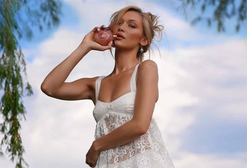 Bella Hadid, beşinci Orebella parfümünü piyasaya sürdü