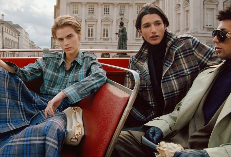 Burberry'nin ‘Şehre Dönüş’ kampanyası Londra’da sonbaharı kucaklıyor