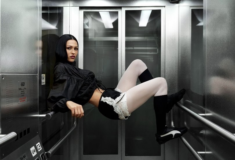 PUMA efsanevi siluetlerinden Mostro’nun dönüşünü Amelia Gray ile kutluyor