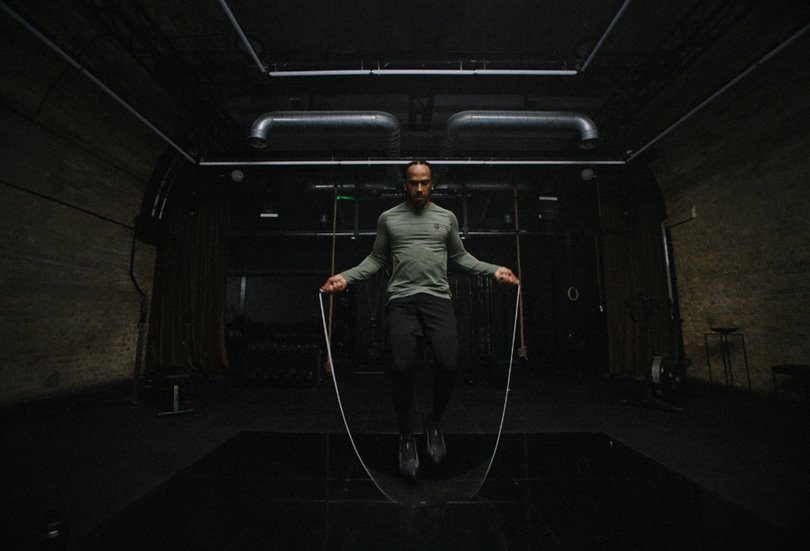 Lewis Hamilton ve lululemon’dan sınırları zorlayan koleksiyon: Metal Vent Tech