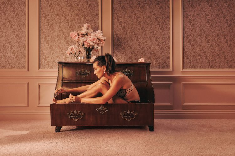 Victoria's Secret'ın Sevgililer Günü kampanyasında başrol Hailey Bieber’ın