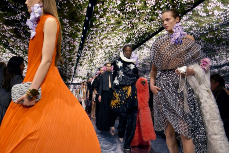 Jonathan Anderson imzalı Dior İlkbahar-Yaz 2026 Haute Couture koleksiyonu çiçek açıyor