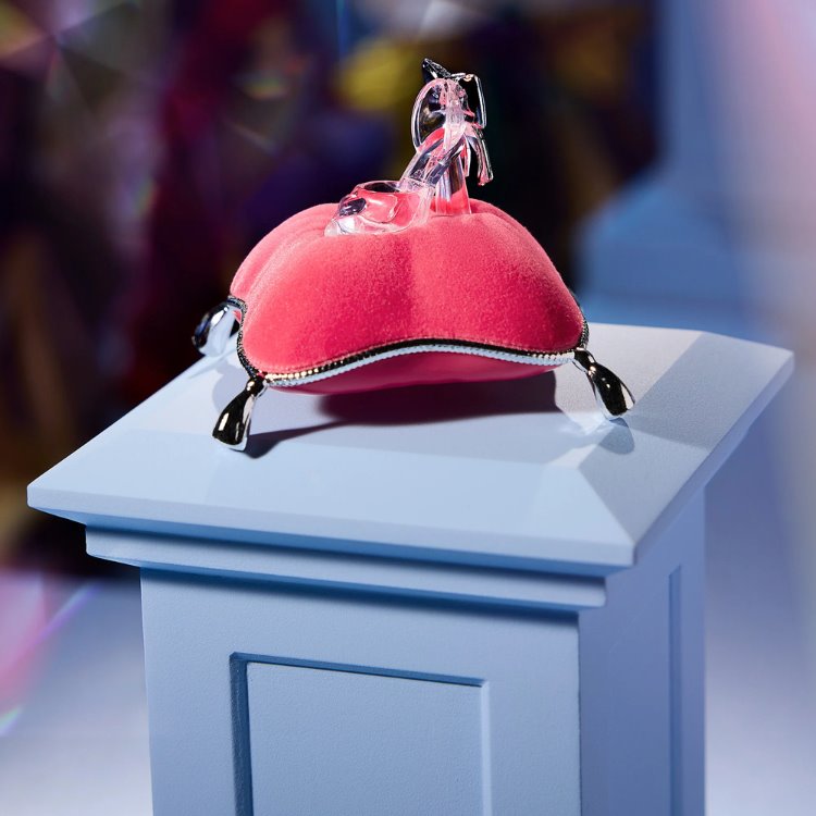 Viktor&Rolf koleksiyoncular için tasarladığı ‘Külkedisi’ bebeğini tanıttı