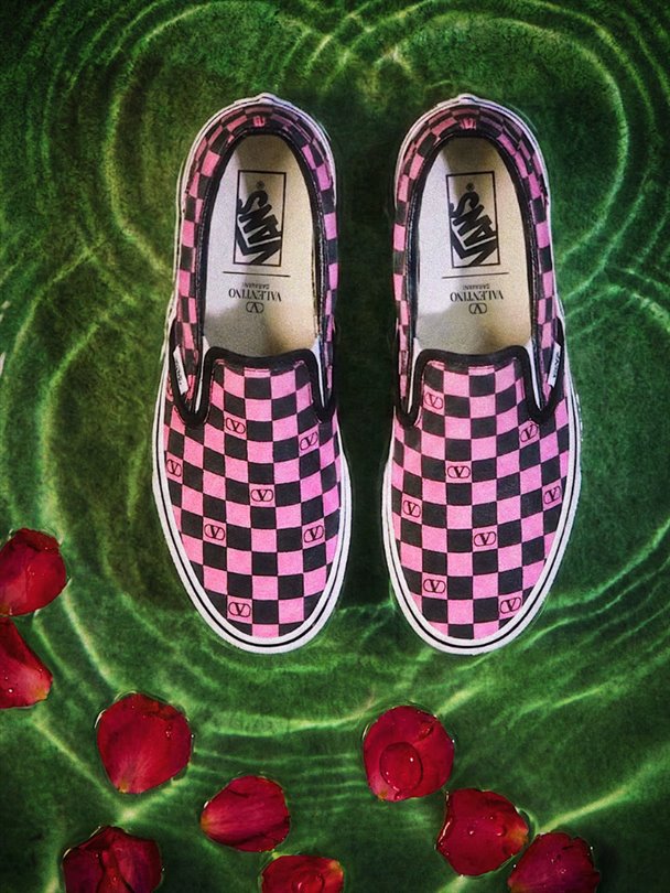 Valentino Garavani ve Vans, sneaker iş birliklerinin ikinci bölümüyle geri dönüyor.