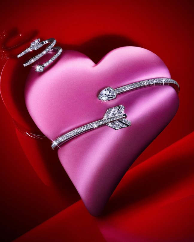 Ariana Grande, Swarovski’nin 2026 Sevgililer Günü koleksiyonu Charming Love’ı tanıttı