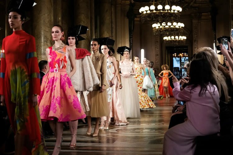 10 yaşındaki Max Alexander, Paris Moda Haftası'nda koleksiyon sergileyen en genç modacı oldu