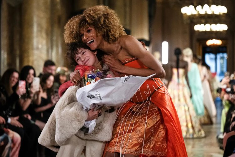 10 yaşındaki Max Alexander, Paris Moda Haftası'nda koleksiyon sergileyen en genç modacı oldu