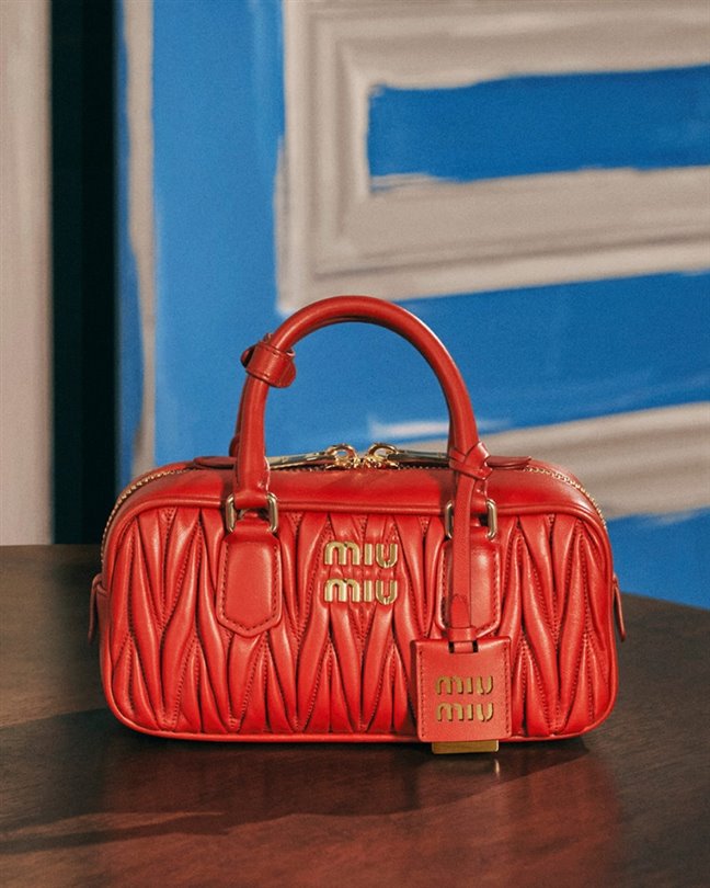 Miu Miu 2026 Deri Ürünleri kampanyasının yıldızı Gigi Hadid