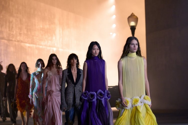Dior Cruise 2027, eski Hollywood'u Jonathan Anderson'ın objektifinden yeniden yorumluyor