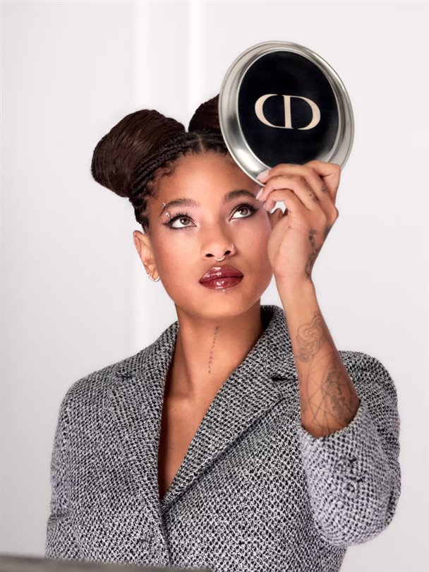 Dior Beauty’nin yeni Glass rujunu Jisoo, Willow Smith ve Anya Taylor-Joy tanıtıyor