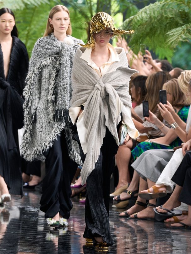 Christian Dior Haute Couture Sonbahar-Kış 2026-2027 heykelsi formlar sunuyor 