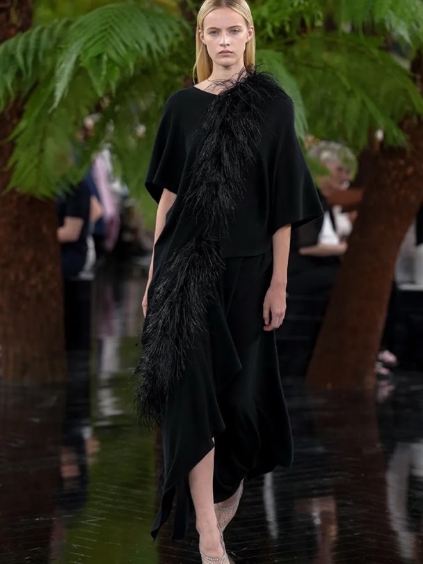 Christian Dior Haute Couture Sonbahar-Kış 2026-2027 heykelsi formlar sunuyor 