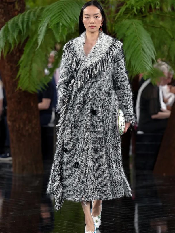 Christian Dior Haute Couture Sonbahar-Kış 2026-2027 heykelsi formlar sunuyor 