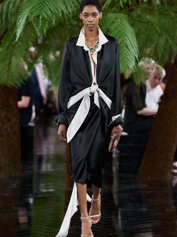 Christian Dior Haute Couture Sonbahar-Kış 2026-2027 heykelsi formlar sunuyor 