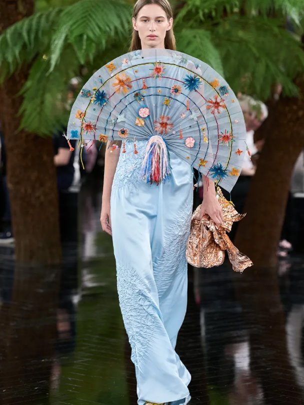Christian Dior Haute Couture Sonbahar-Kış 2026-2027 heykelsi formlar sunuyor 
