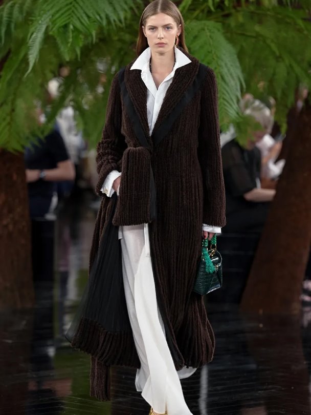 Christian Dior Haute Couture Sonbahar-Kış 2026-2027 heykelsi formlar sunuyor 