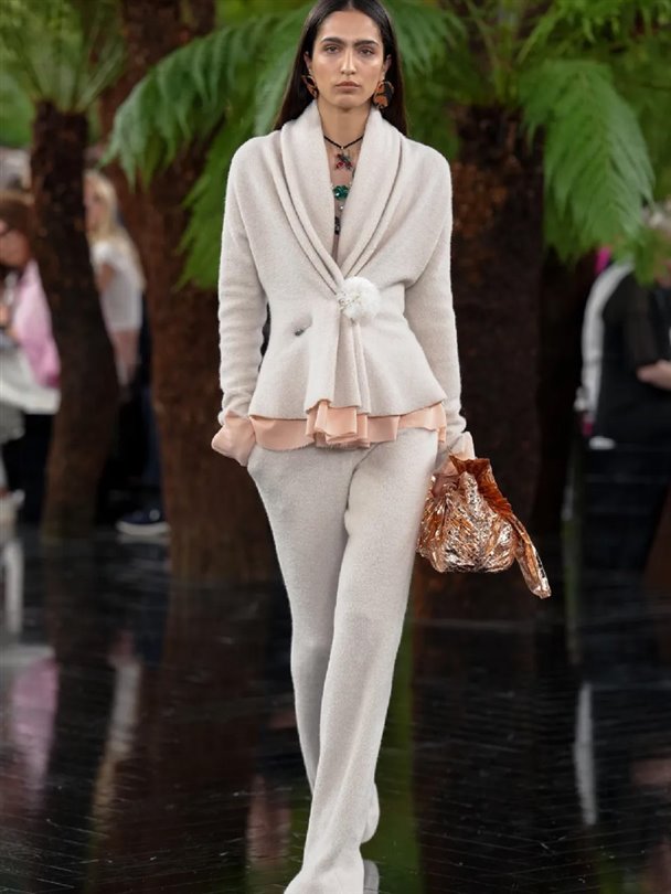 Christian Dior Haute Couture Sonbahar-Kış 2026-2027 heykelsi formlar sunuyor 