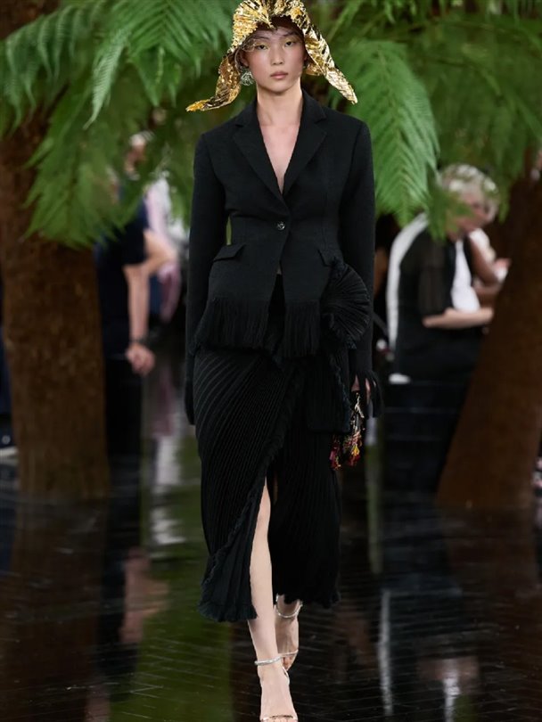 Christian Dior Haute Couture Sonbahar-Kış 2026-2027 heykelsi formlar sunuyor 
