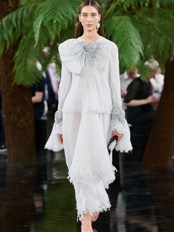 Christian Dior Haute Couture Sonbahar-Kış 2026-2027 heykelsi formlar sunuyor 