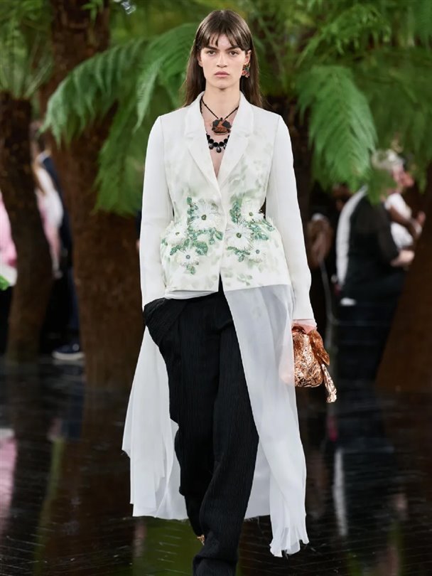 Christian Dior Haute Couture Sonbahar-Kış 2026-2027 heykelsi formlar sunuyor 
