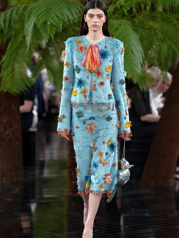 Christian Dior Haute Couture Sonbahar-Kış 2026-2027 heykelsi formlar sunuyor 