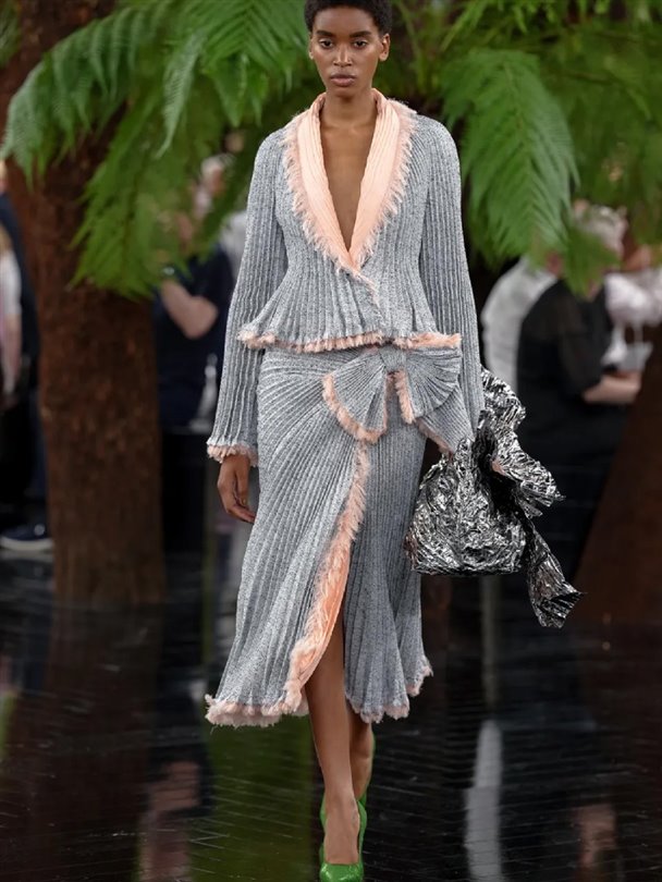 Christian Dior Haute Couture Sonbahar-Kış 2026-2027 heykelsi formlar sunuyor 