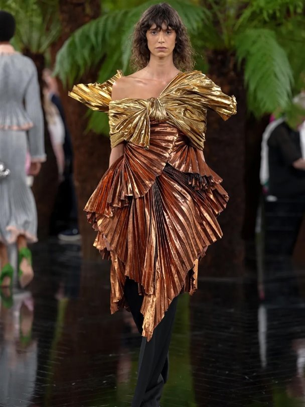 Christian Dior Haute Couture Sonbahar-Kış 2026-2027 heykelsi formlar sunuyor 