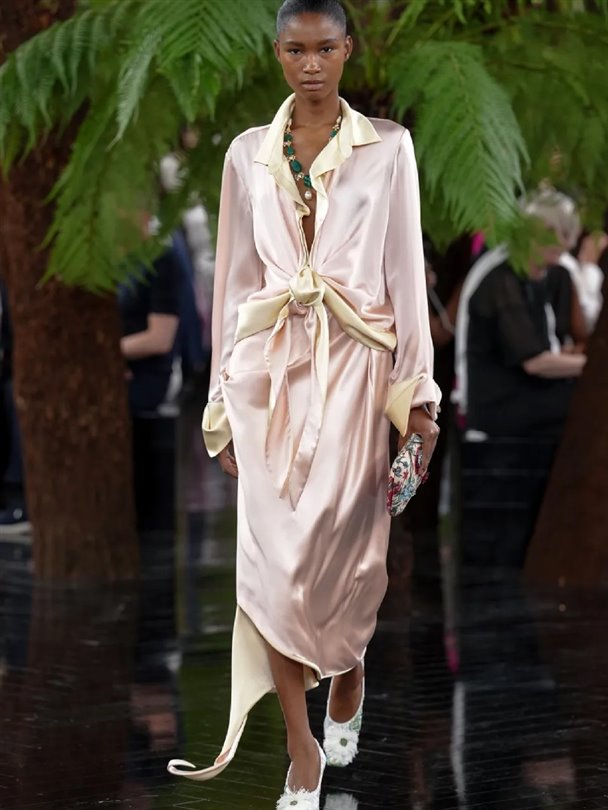 Christian Dior Haute Couture Sonbahar-Kış 2026-2027 heykelsi formlar sunuyor 