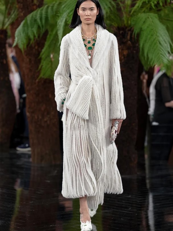 Christian Dior Haute Couture Sonbahar-Kış 2026-2027 heykelsi formlar sunuyor 