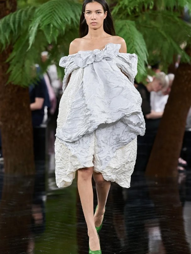 Christian Dior Haute Couture Sonbahar-Kış 2026-2027 heykelsi formlar sunuyor 