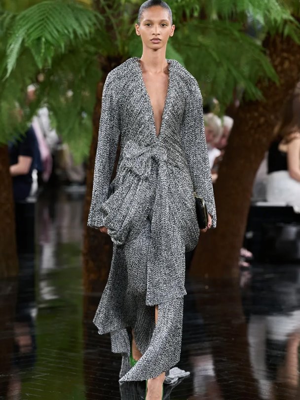 Christian Dior Haute Couture Sonbahar-Kış 2026-2027 heykelsi formlar sunuyor 
