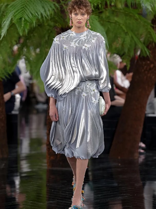 Christian Dior Haute Couture Sonbahar-Kış 2026-2027 heykelsi formlar sunuyor 