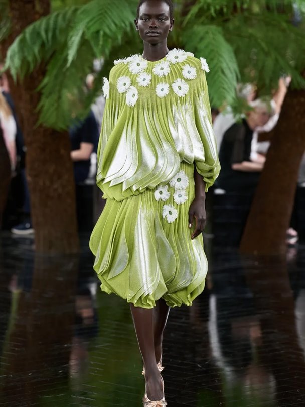 Christian Dior Haute Couture Sonbahar-Kış 2026-2027 heykelsi formlar sunuyor 